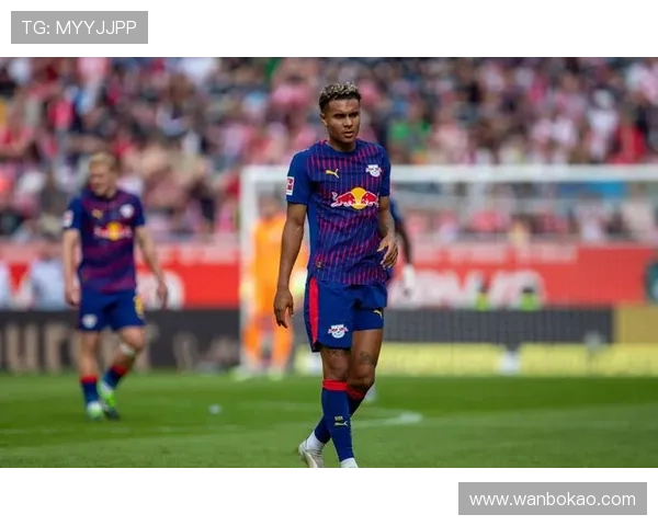 最近备受瞩目的足球明星们及其在赛场上的精彩表现与影响力分析