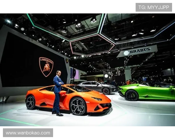 外国足球明星驾驶豪车巡游城市展现风采与魅力